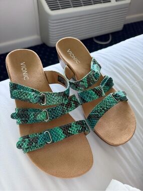 Vionic sandals new women’s Sz 8 wide strappy wedge comfort shoes orthopedic 39